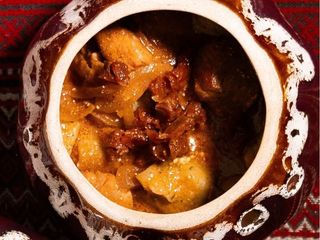 Галушки зі свининою та томатним соусом