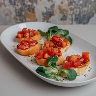 Bruschete cu rosii si busuioc