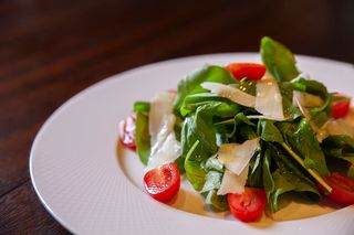 Ensalada De Rúcula Y Queso Parmesano