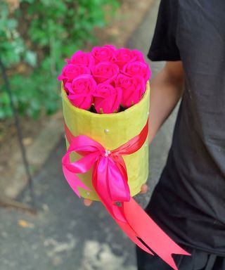 Cutie rotunda  trandafiri roz neon