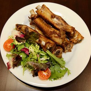 C1 - Costilla crujiente con guarnición fresca