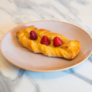 DANESE CON CREMA E FRUTTI ROSSI