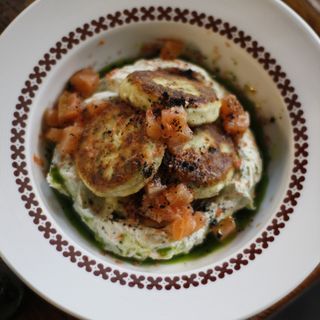 Солоні сирники з лососем та збитою сметаною та песто