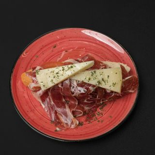 Pincho de jamón ibérico con tomate