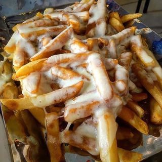 Patatas Fritas Con Queso Mozerralla Gratinado