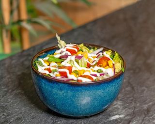 Salada com molho de iogurte