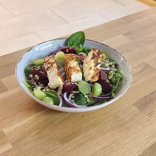 Sałatka z grillowanym serem Halloumi