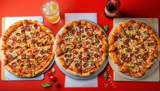 Menú pizzas medianas (3 uds.) + Coca-Cola Sabor Original botella 2L.