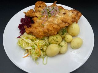 Kotlet drobiowy, ziemniaki, surówka