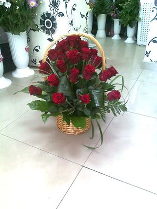 Crvene ruže u korpi
