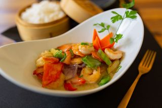 Colas de langostinos al curry verde