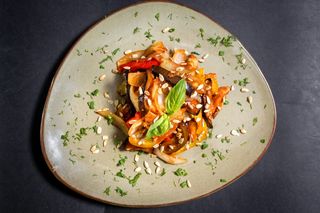 Тёплый куриный салат/ Salata calda cu pui