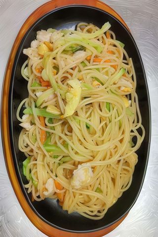 Spaghetti saltati con pollo e verdure