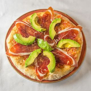 Foccacia De Aceite, Ajo, tomate fresco con jamón ibérico y aguacate
