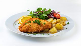 Pierś po parysku z frytkami i surówkami