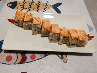 California De Gambas Tempura Con Salmon flambeado 