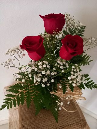 Ramillete de Tres Rosas Rojas Variedad Freedom