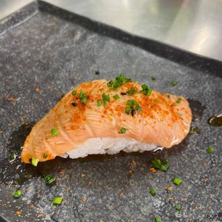  2 pz Nigiri de salmón flambeado ponzu (2 pzs.)