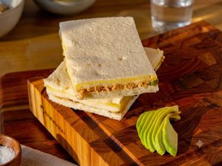 Atún Con  Aguacate Y Queso