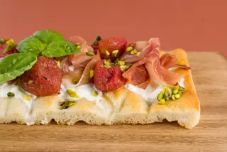 Trancio focaccia farcita con crudo e stracciatella