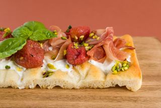 Trancio focaccia farcita con crudo e stracciatella