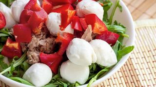 Insalata mista con pomodorini, tonno e mozzarella