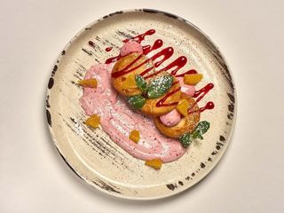 Сирники з сметанно ягідним соусом (230g)