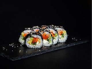 Футомакі зі свіжим лососем (265g)