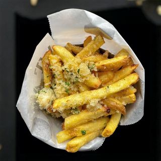 Cartofi prajiti cu parmezan (180g)