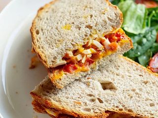 Sandwich mare cu brânză și pui afumat