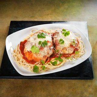 Bife de Carne à Parmegiana com espaguete (serve 2 Pessoas)