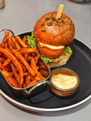 Vegetarian burger cu cartofi dulci si sos