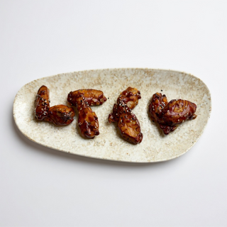 Глазирани пилешки крилца със сусам и барбекю сос