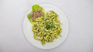 Makaron penne w sosie śmietanowo serowym ze szpinakiem z dodatkiem kurczaka (500 g)