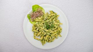 Makaron penne w sosie śmietanowo serowym ze szpinakiem z dodatkiem kurczaka