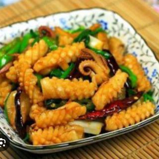 Calamari con zenzero e cipolle 