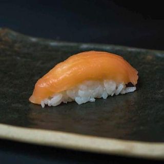 Nigiri de salmón