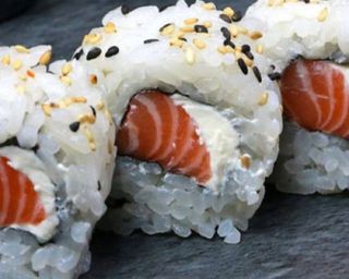 48-Uramaki Philadelphia e salmone crudo