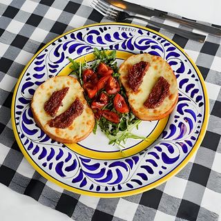Bruschette con aglio, mozzarella e pomodori secchi