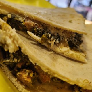 Piadina con Friarelli , norcia e scamorza 