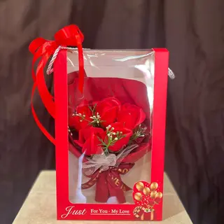 Scatola con mini bouquet di rose rosse finte