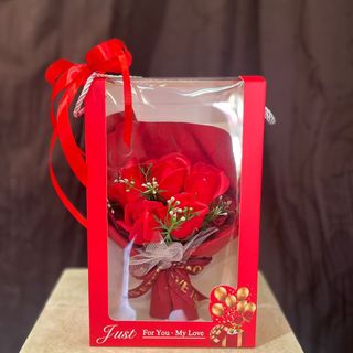 Scatola con mini bouquet di rose rosse finte