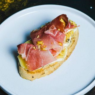 Bruschetta cu brie și speck