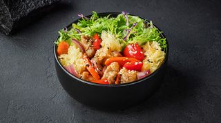 Боул з куркою в кисло-солодкому соусі