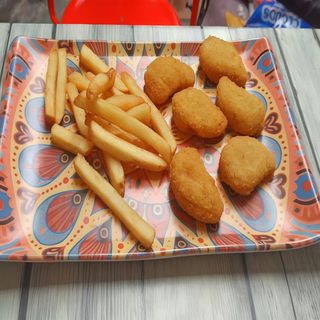 Nuggets de pollo con patatas fritas