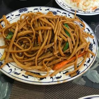 Tallarines Fritos Con Tres Delicias