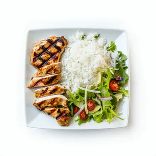 Plato Combinado de Pollo, Ensalada Y Arroz