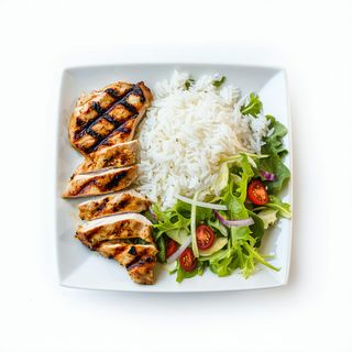 Plato Combinado de Pollo, Ensalada Y Arroz