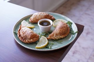 Empanadas De Vacío Con Mozzarella, Queso De Cabra Y Miel (2 Uds.)