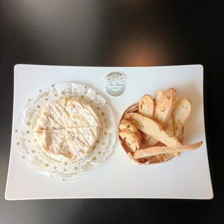 Queso Saint-Félicien, chutney de higos, pan calentito